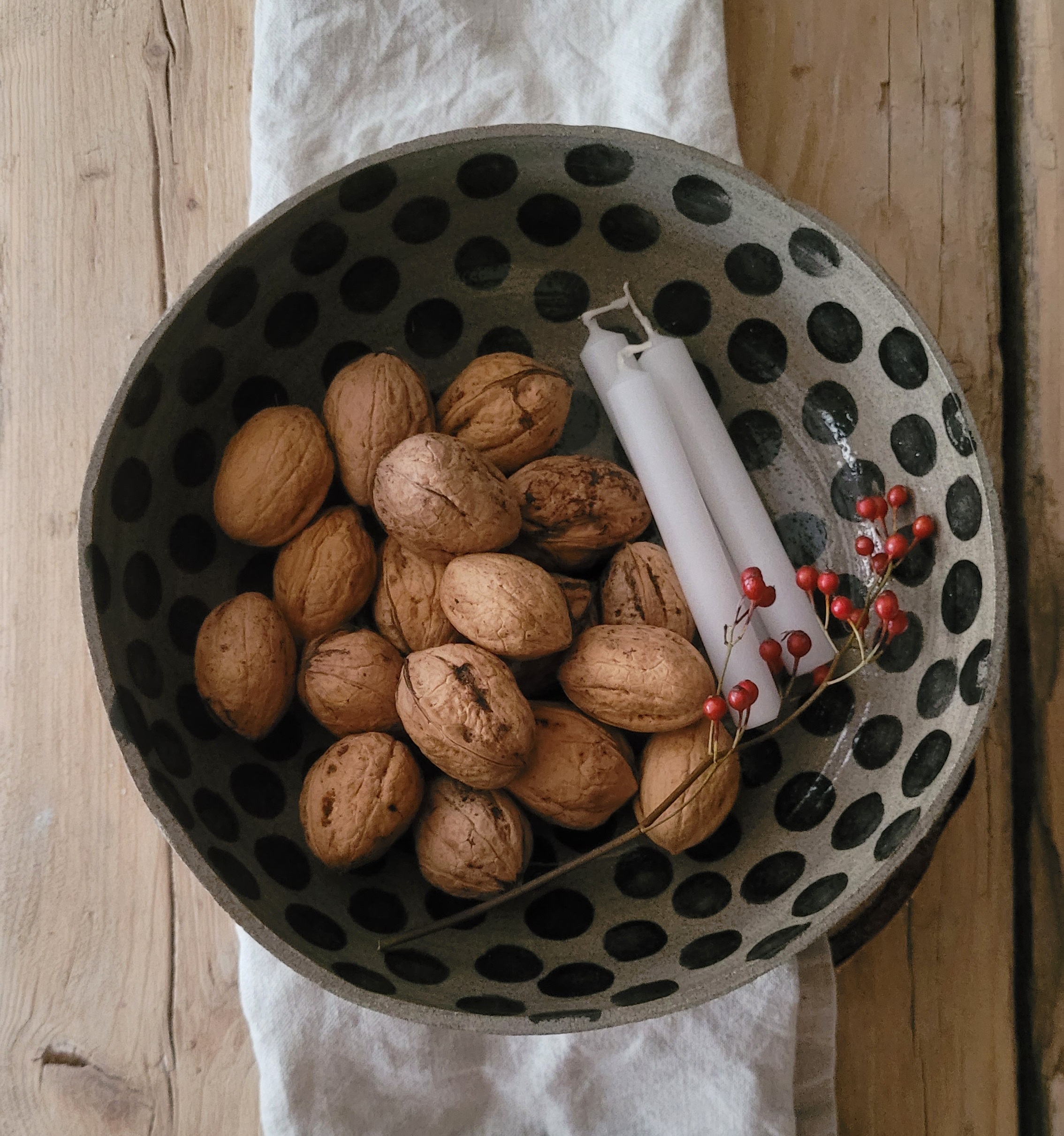 Handbemalte Schale mit Punktmuster und Walnüssen