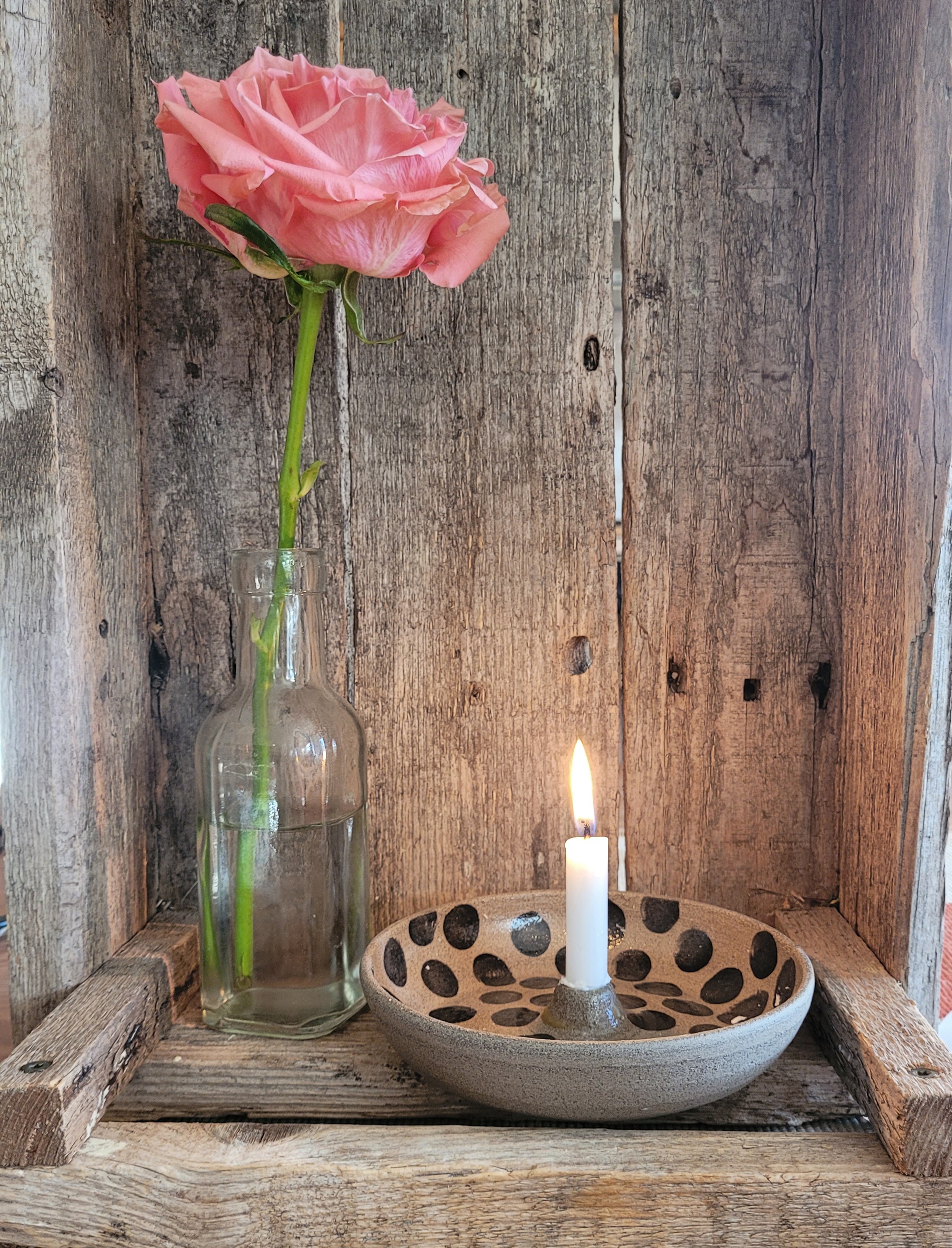 Keramikschale mit Kerze und Rose