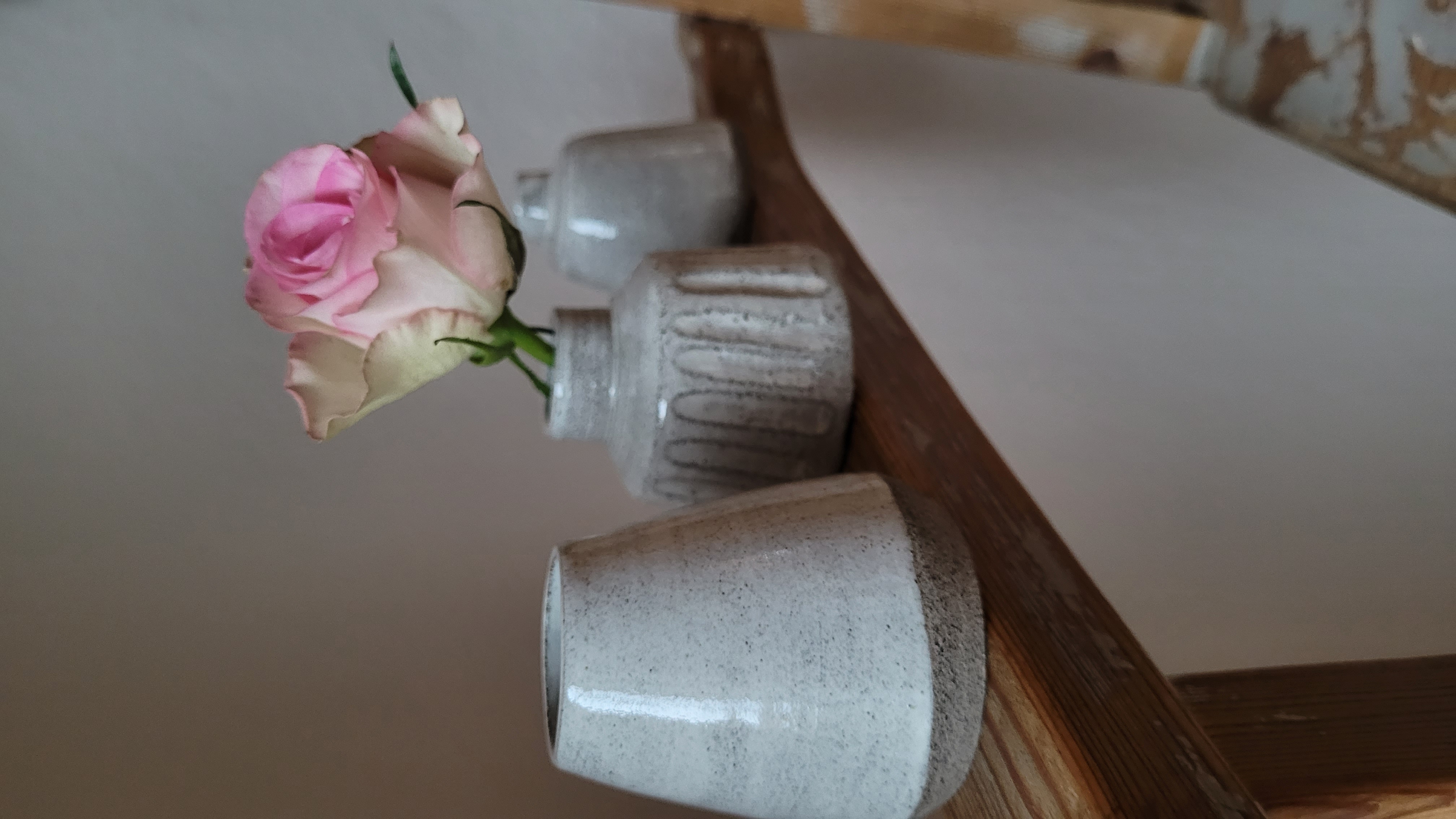 Keramikvasen mit Rosen