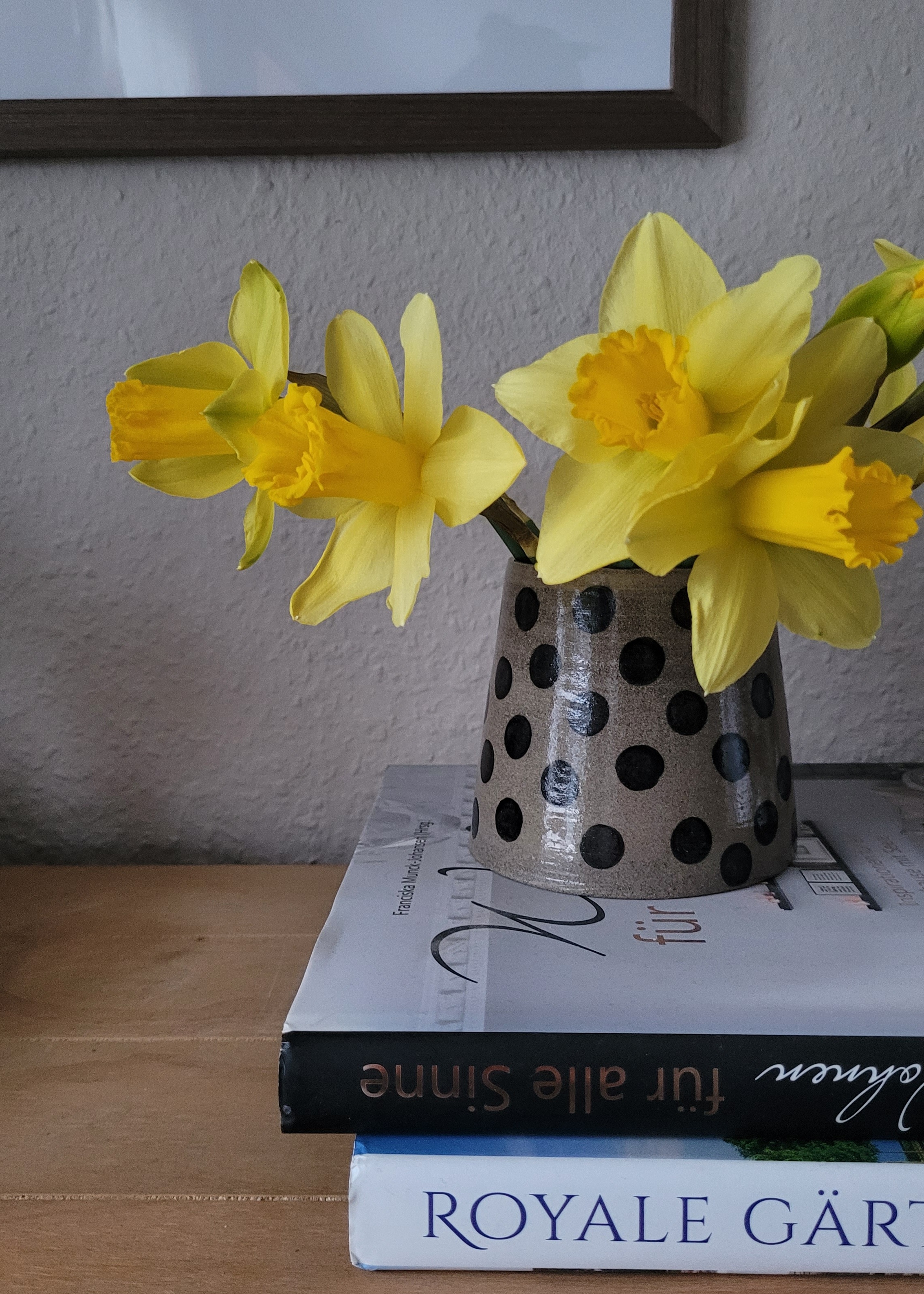 Gepunktete Keramikvase mit Narzissen